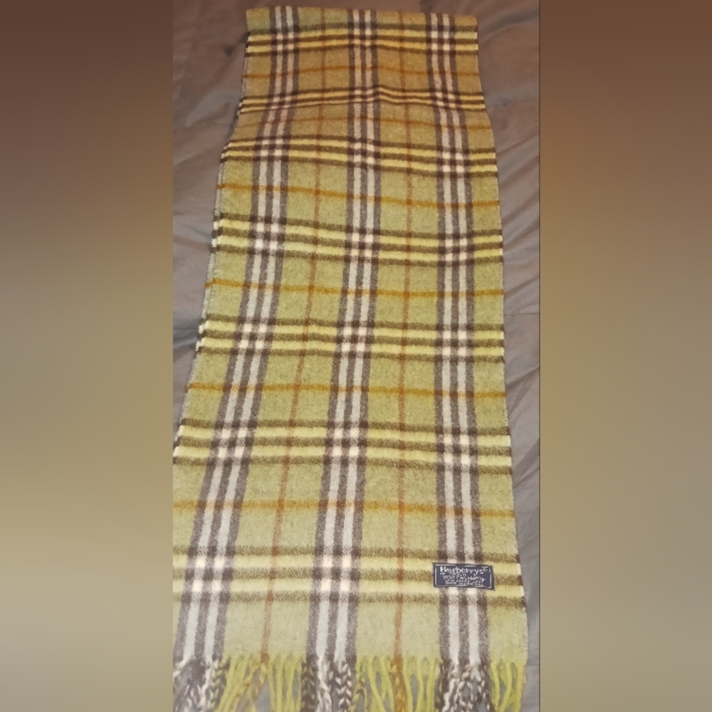 New Burberry's Green Cashmere Authentic Scarf - Picture 3 of 3